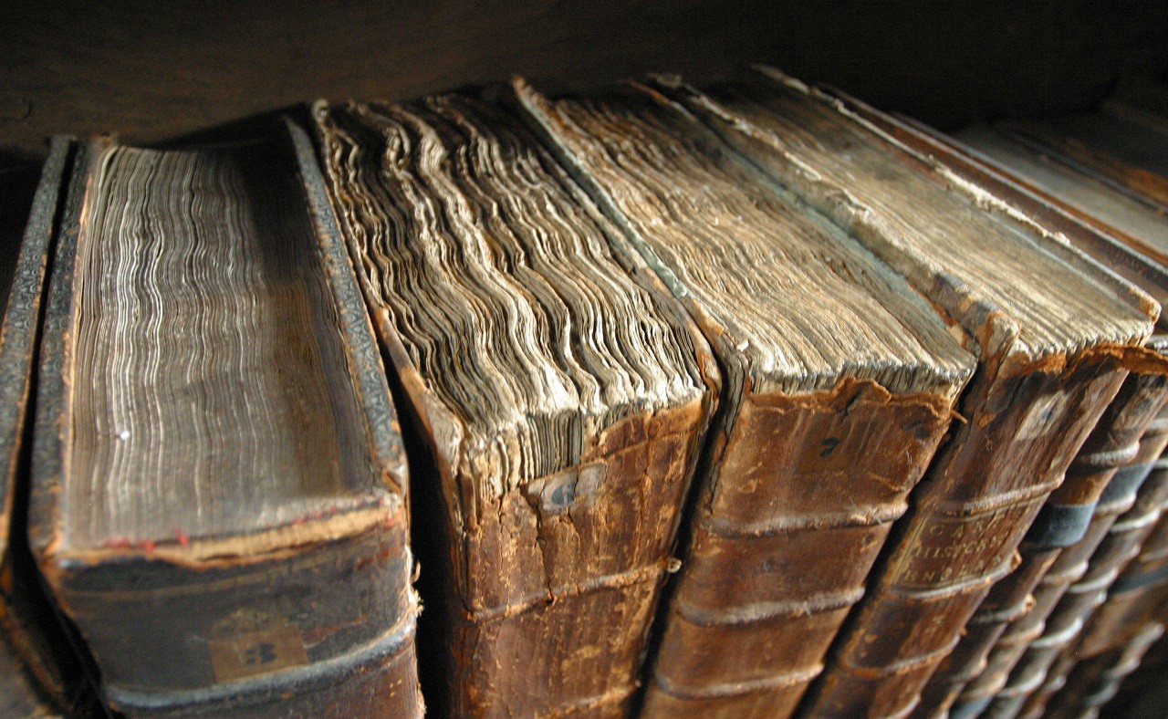 Eski Kitaplar sayfaları deforme olmuş ve her açışta daha çok zarar görüyor