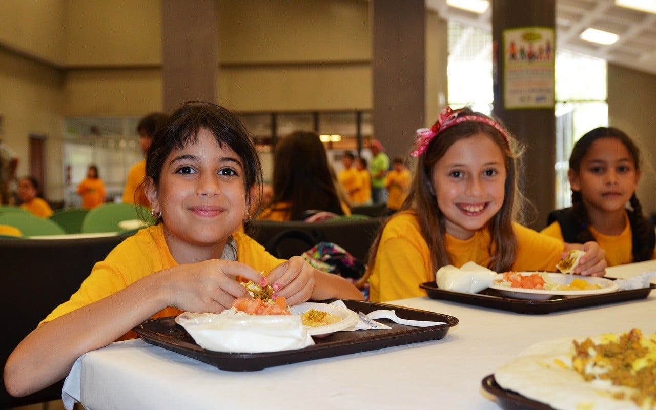 Okul döneminde çocuklar nasıl beslenmeli? | Okul yemeklerini yemelerini teşvik edin