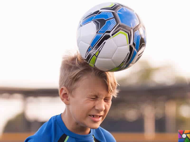 Topa kafa atılması hafıza kaybını tetikliyor! | ABD'de küçük futbolcuların kafa vuruşu yapması yasak.