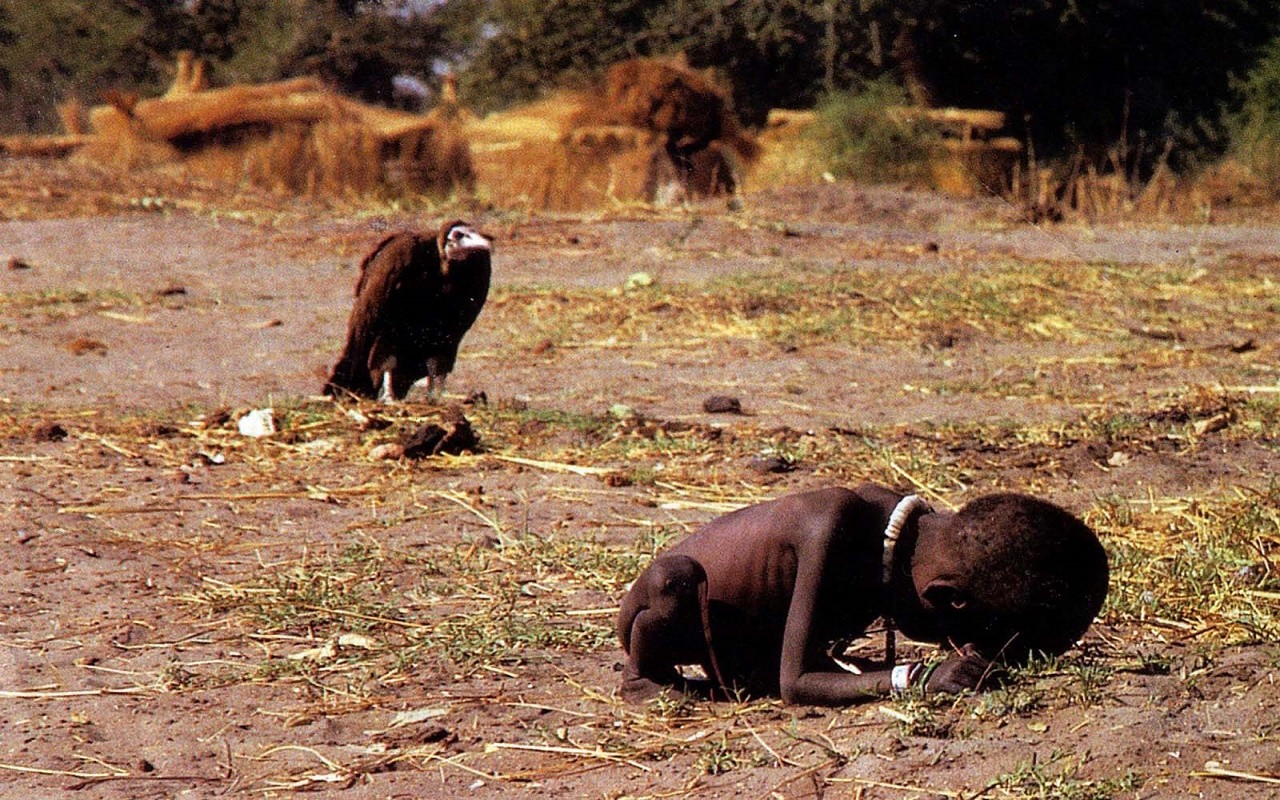 Akbaba kuşlarının bilinmeyen özellikleri | Afrika'da küçük kız'ın arkasında sinsice bekleyen akbaba