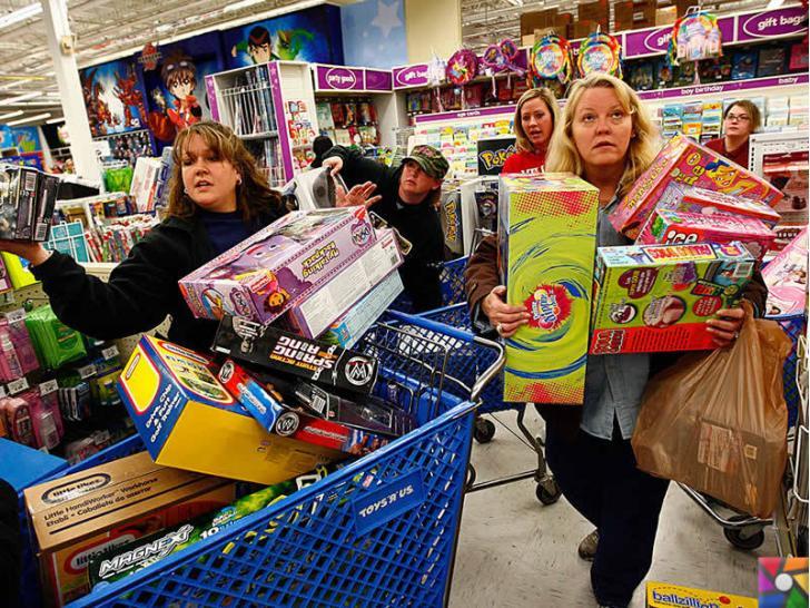 Alışveriş yaparken neden indirimli ürün almak mutlu eder? | Kara Cuma'da oyuncak çılgınlığı yapan kadınlar