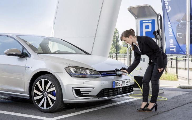 Volkswagen elektrikli araçlar için pil üretecek! | Elektrikli Volkswagen Golf GTE