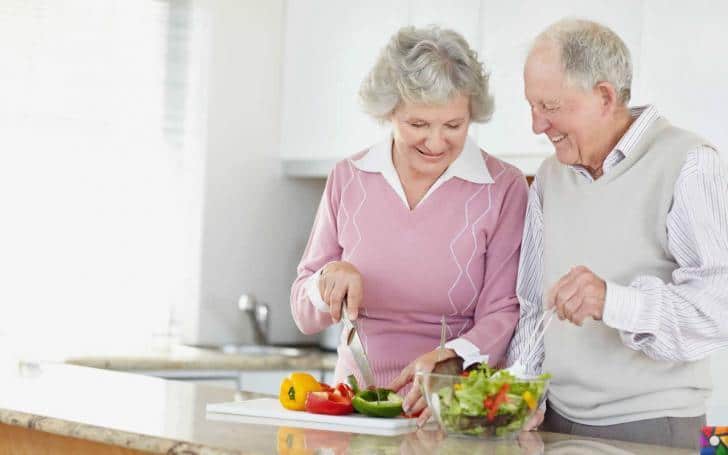 Yaşlılıkta beslenmede nelere dikkat edilmeli? | Taze sebze ve meyve her öğünde yenmeli