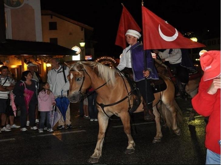Türk festivalinde osmanlı kıyafetleri ve bayraklarla geziyorlar