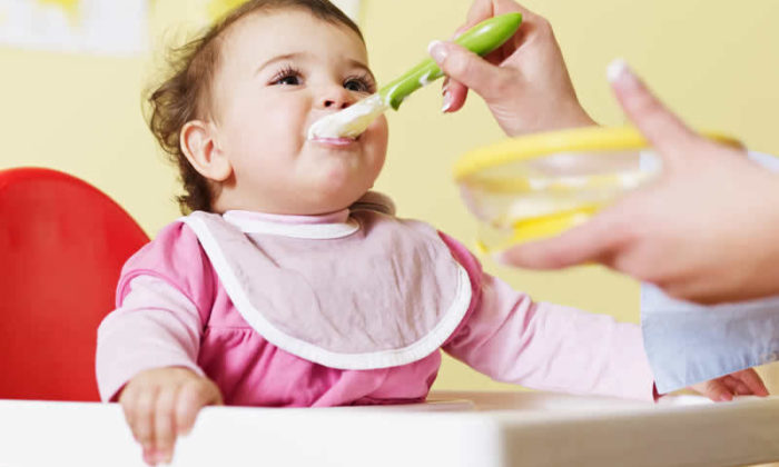 Bebeklere ek gıda verirken nelere dikkat etmeliyiz?