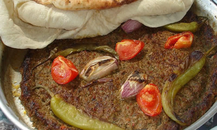 Hatay’ın kolay yapılabilen meşhur tepsi kebabı tarifi