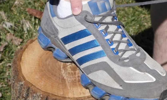 Spor ayakkabilarında en üstte bulunan kullanılmayan bağcık deliği ne işe yarıyor?