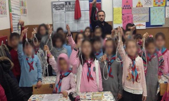 Çocuklara idam ipi ile fotoğraf çektiren Rezil Öğretmen açığa alındı!