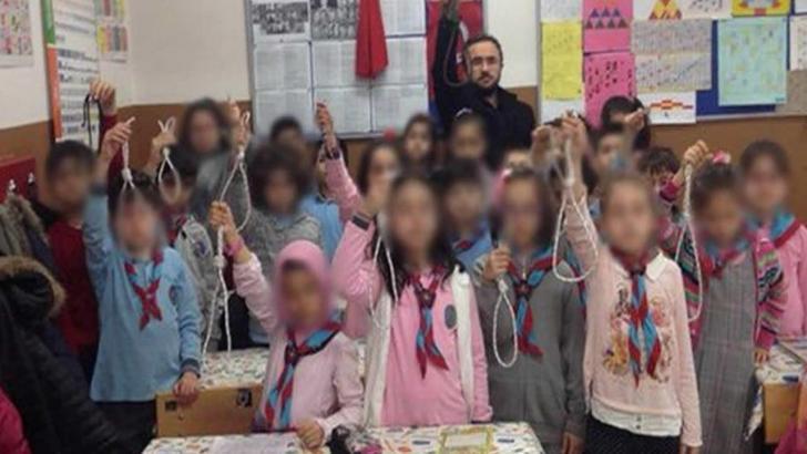 Çocuklara idam ipi ile fotoğraf çektiren Rezil Öğretmen açığa alındı!