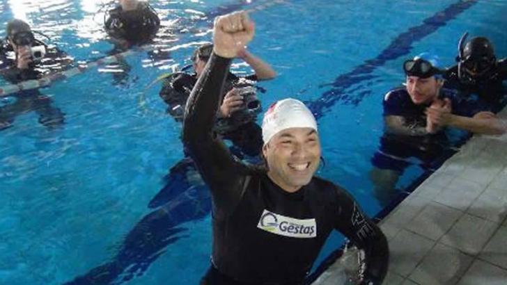 Milli sporcumuz sualtında yürümede kendi rekorunu kırdı!