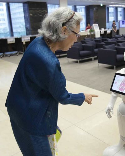 Gelecekte yaşlılara bakacak robot projesi başladı!