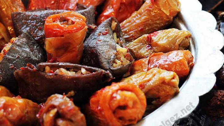 Maraş usulü Kuru patlıcan ve biberli Zeytinyağlı kuru dolma nasıl yapılır?