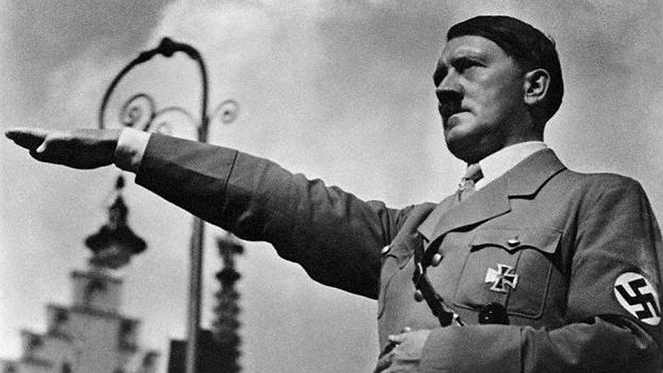 Adolf Hitler Kimdir? Adolf Hitler'in Hayatı, Başarıları, Katliamları ve Ölümü | Adolf Hitler'in Yaptığı Bir Konuşma sonrası selamlaması