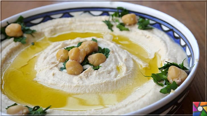 Tarihi yemeklerden Humusu ilk kim yaptı? Lezzetli Humus nasıl yapılır? | İsrail humus sunumu yaparken içerisini havuz şeklinde yapıp, zeytinyağını doldururlar